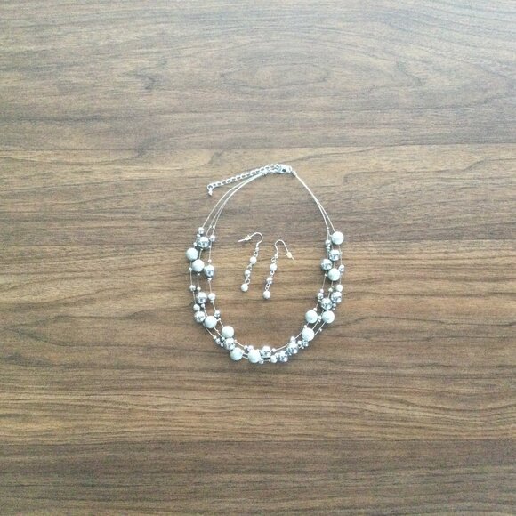 Elegant Jewelry Set: 2 Necklaces & 2 Pairs of Earrings - Picture 2 of 5